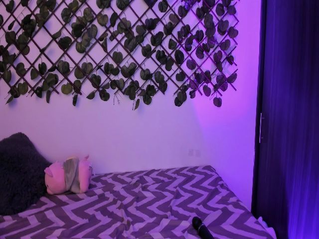 Live sex webcam photo for SaraValennn #273997789