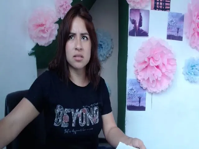 Live sex webcam photo for Sara_cute24 #272611037
