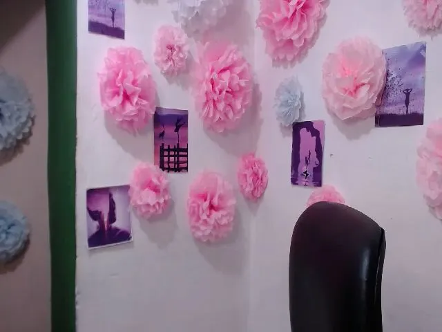 Live sex webcam photo for Sara_cute24 #272872335