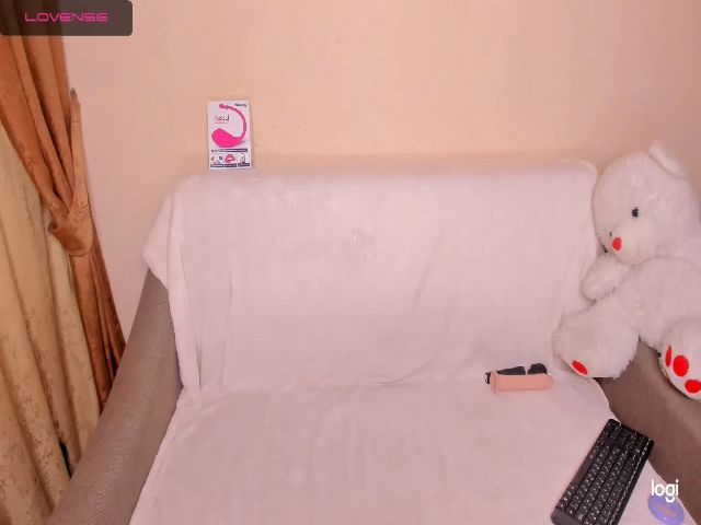 Live sex webcam photo for SarahSmiths #273565977