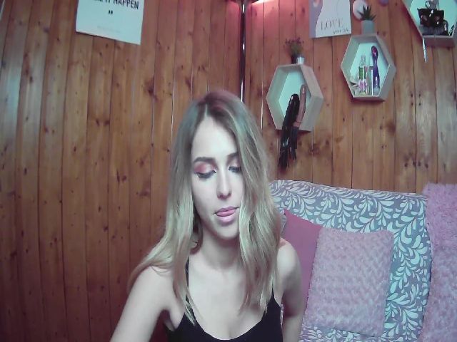 Live sex webcam photo for Sarah_Love19 #271901054