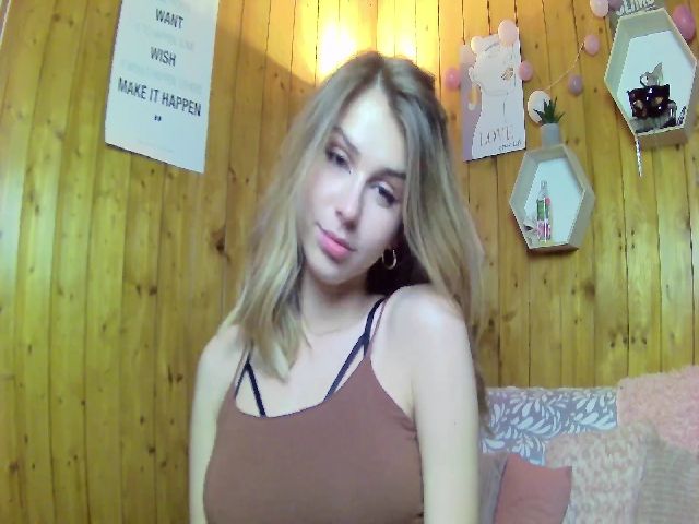 Live sex webcam photo for Sarah_Love19 #271913276