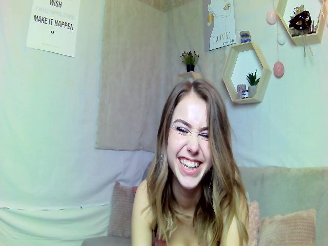 Live sex webcam photo for Sarah_Love19 #272441893