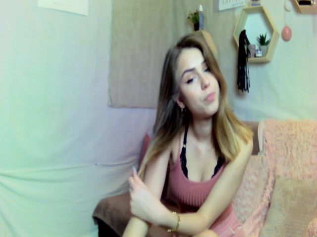 Live sex webcam photo for Sarah_Love19 #272744516