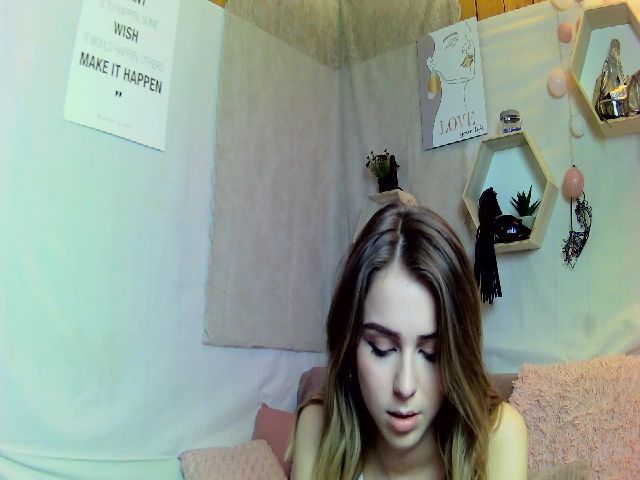 Live sex webcam photo for Sarah_Love19 #272769825