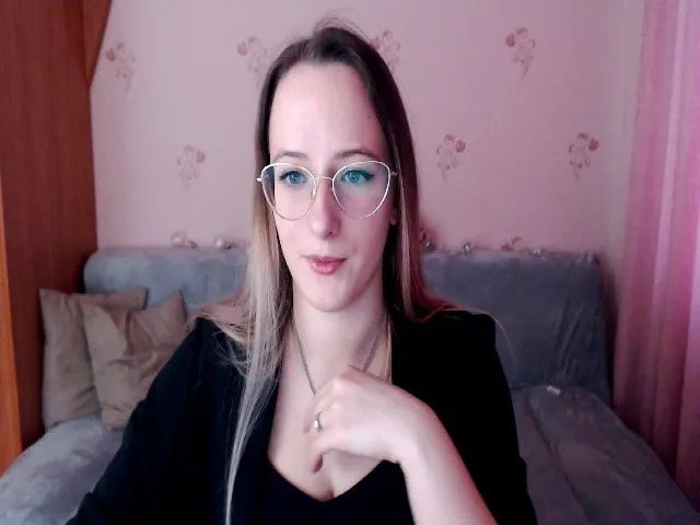 Live sex webcam photo for Saura #272478024