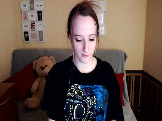 Live sex webcam photo for Saura #272875220