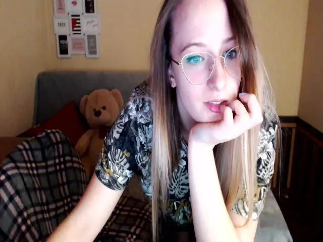 Live sex webcam photo for Saura #272905222