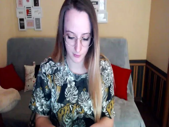 Live sex webcam photo for Saura #272989439