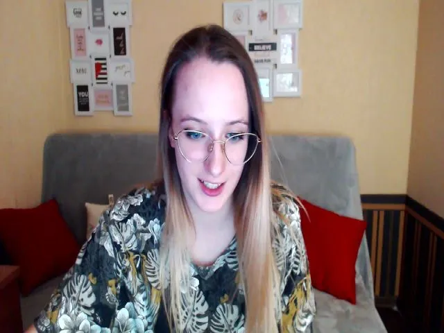 Live sex webcam photo for Saura #272990820