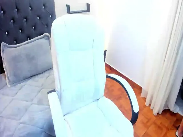 Live sex webcam photo for Scarletgrey #272014802