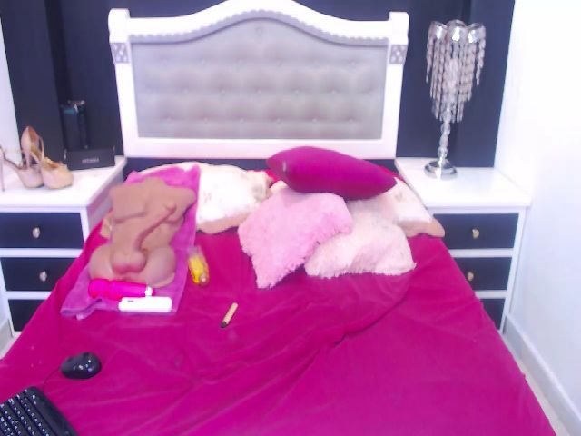 Live sex webcam photo for Scarlett_1801 #272309608