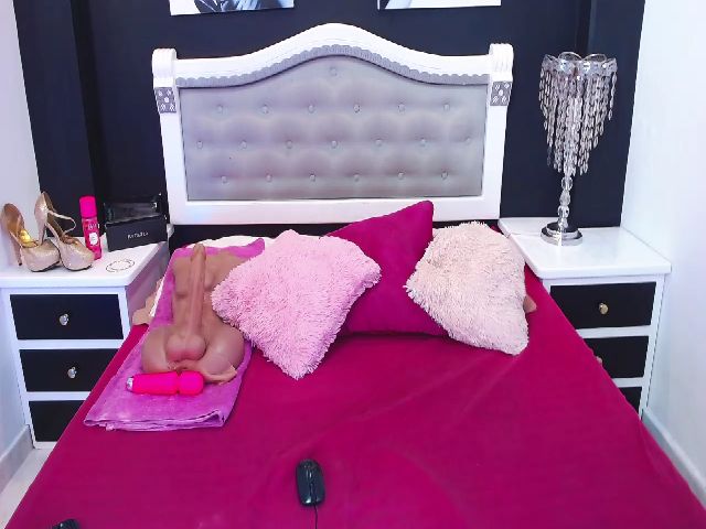 Live sex webcam photo for Scarlett_1801 #272353479