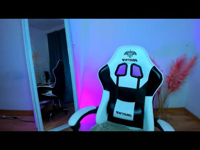 Live sex webcam photo for SendiH0t #274485912