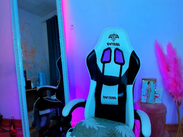 Live sex webcam photo for SendiH0t #274571455