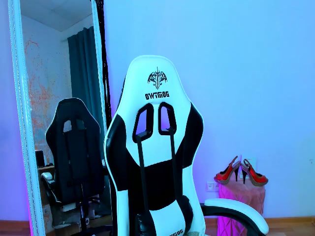 Live sex webcam photo for SendiH0t #274632664