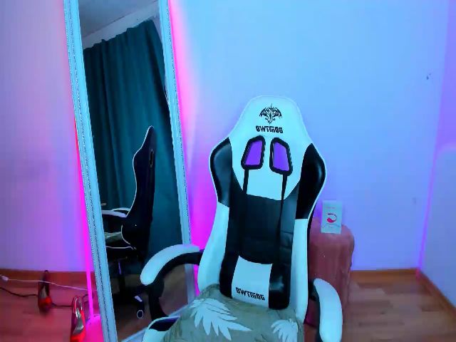 Live sex webcam photo for SendiH0t #274660929