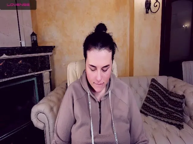 Live sex webcam photo for SerahMirabeli #271783508