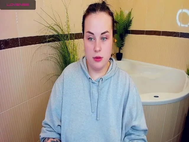 Live sex webcam photo for SerahMirabeli #271832187