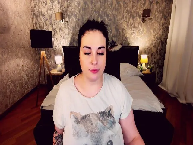 Live sex webcam photo for SerahMirabeli #272002687