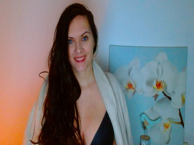 Live sex webcam photo for SexQueen1111 #271945946