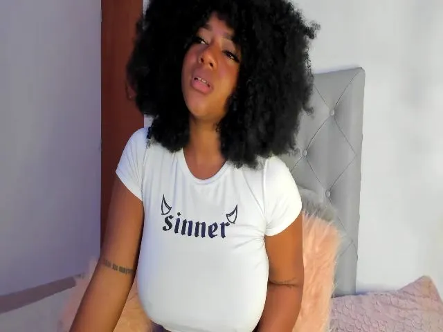 Live sex webcam photo for SexiCanela99 #273899176