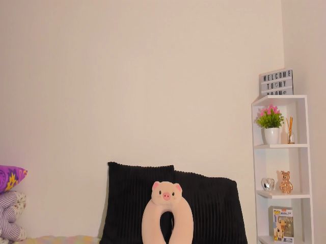 Live sex webcam photo for Sexxygirl18x #272520850