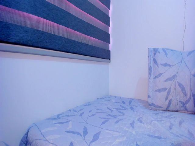 Live sex webcam photo for Sexxygirl18x #274335008