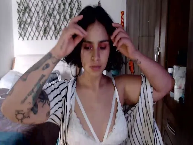 Live sex webcam photo for Sexygoddess20 #272517579