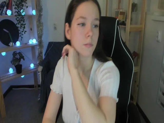 Live sex webcam photo for Sh0wroom #271710970