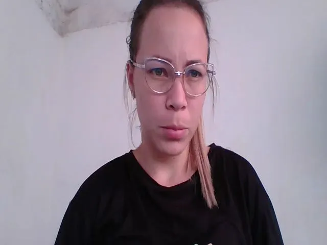 Live sex webcam photo for SharonRobert #273768335