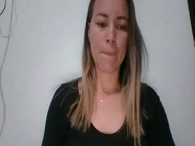 Live sex webcam photo for SharonRobert #273914519