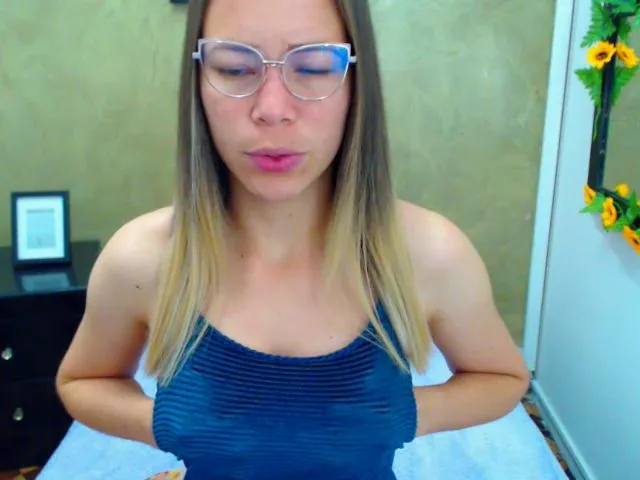 Live sex webcam photo for SharonRobert #273958676