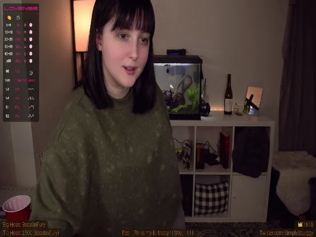 Live sex webcam photo for SimplySquiggy #272394411