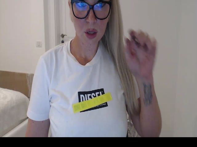 Live sex webcam photo for Singlemilff #274368817