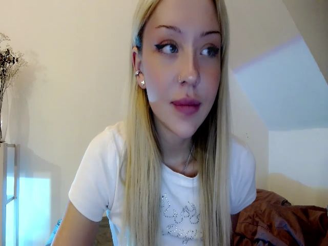 Live sex webcam photo for Sk8Gurl420 #272414375