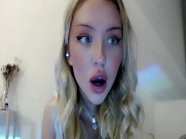 Live sex webcam photo for Sk8Gurl420 #272933965