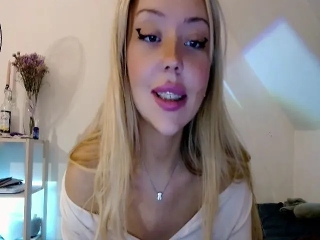 Live sex webcam photo for Sk8Gurl420 #273742330