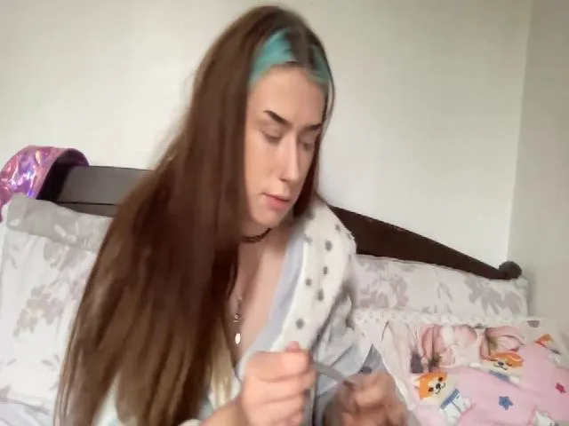 Live sex webcam photo for Snowbelle69 #273312042