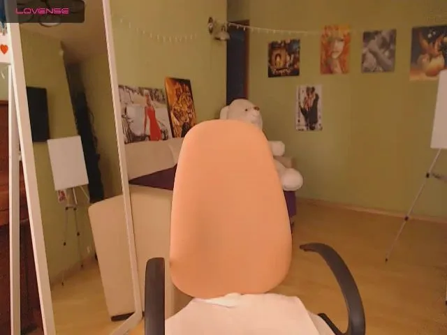 Live sex webcam photo for SoSexyMonna #272500414