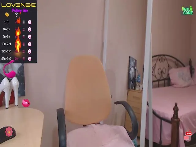 Live sex webcam photo for SoSexyMonna #274137426