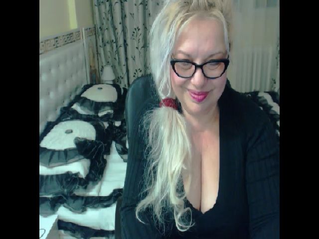 Live sex webcam photo for SonyaHotMilf #272069488