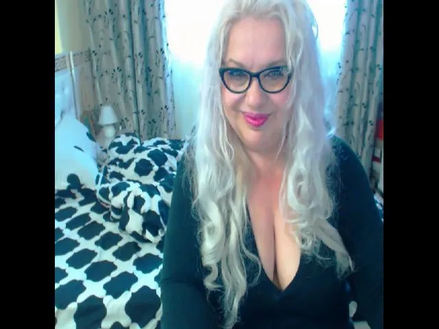 Live sex webcam photo for SonyaHotMilf #273233086