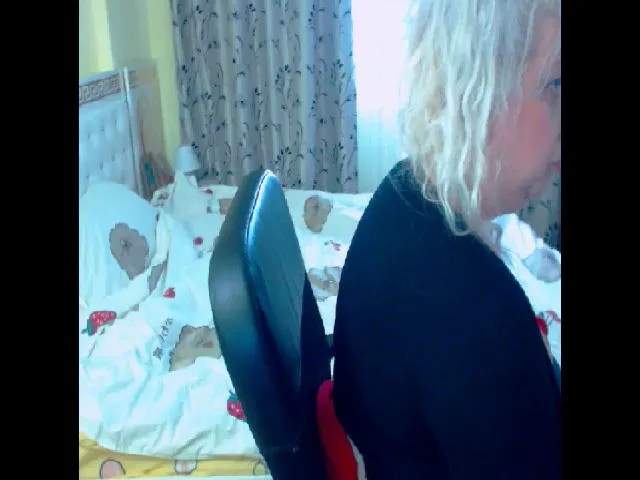 Live sex webcam photo for SonyaHotMilf #273570853