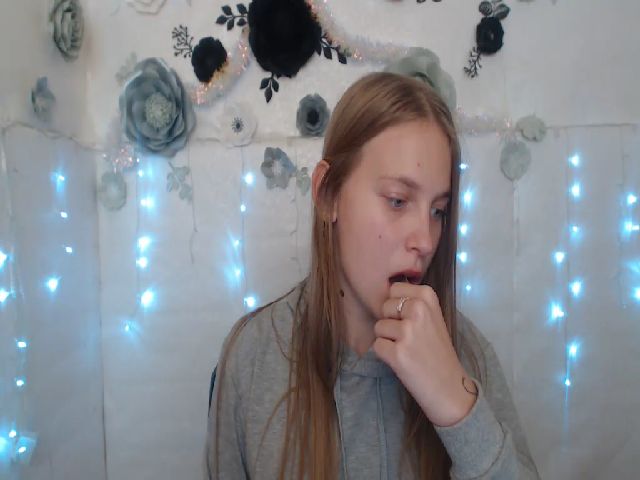 Live sex webcam photo for SshyTeen #271882499