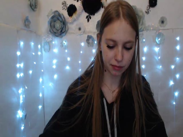 Live sex webcam photo for SshyTeen #272292321