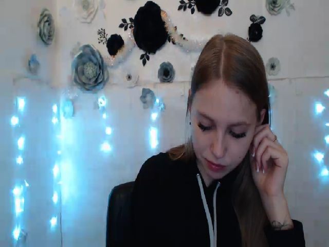 Live sex webcam photo for SshyTeen #272340136