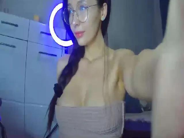 Live sex webcam photo for SugarMeee #271975622