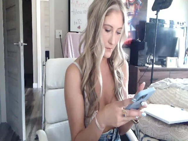 Live sex webcam photo for SultrySnow #274416583