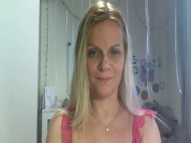 Live sex webcam photo for Superwife #271977424